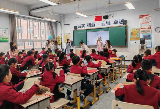 随机听取了语文数学等常态课具体教师教育方法和学生学习状况